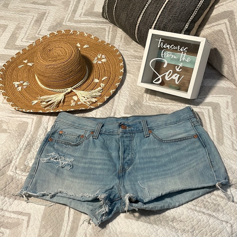Levi’s Buttonfly Cut Off Style Jean Shorts 28